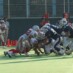 グラウンドすれすれにもぐりこみショートヤードを阻止! 商大ディフェンスライン