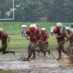 水田状態のオープンフィールドを突破していく商大オフェンス