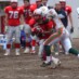 タックルを受けながらもセカンドエフォートでさらに前進を試みる WR#4岩上