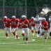 スクリメージラインを突破 力強いランで敵陣に切れ込む QB#7吉岡