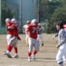 攻撃プランがバッチリ決まり喜んでハグハグする QB#5沼野