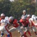 低い体勢でスクリメージラインを突破する#1鈴木(寛)
